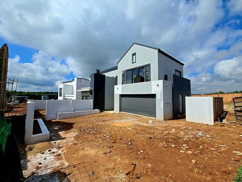 Exquisite Double-Story Home in Fountainbrook Estate with Staff Accommodation - Photo 2