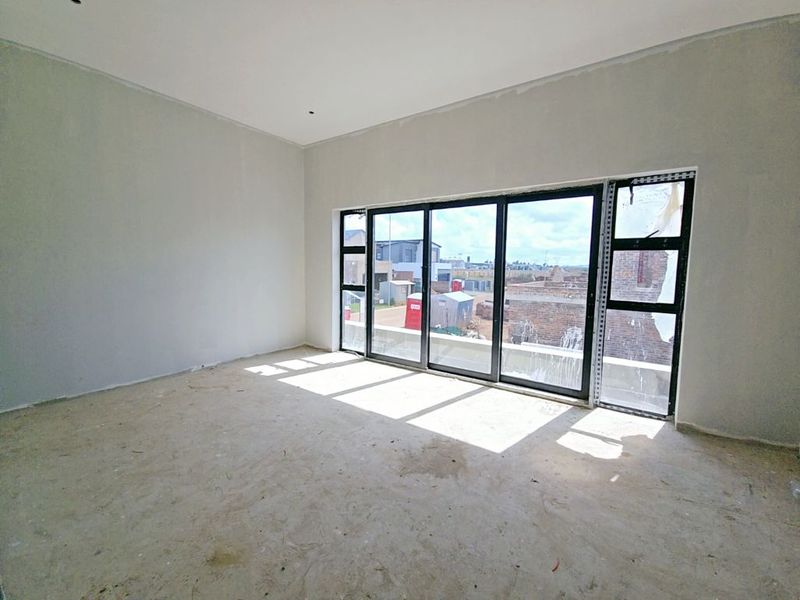 Exquisite Double-Story Home in Fountainbrook Estate with Staff Accommodation - Photo 10