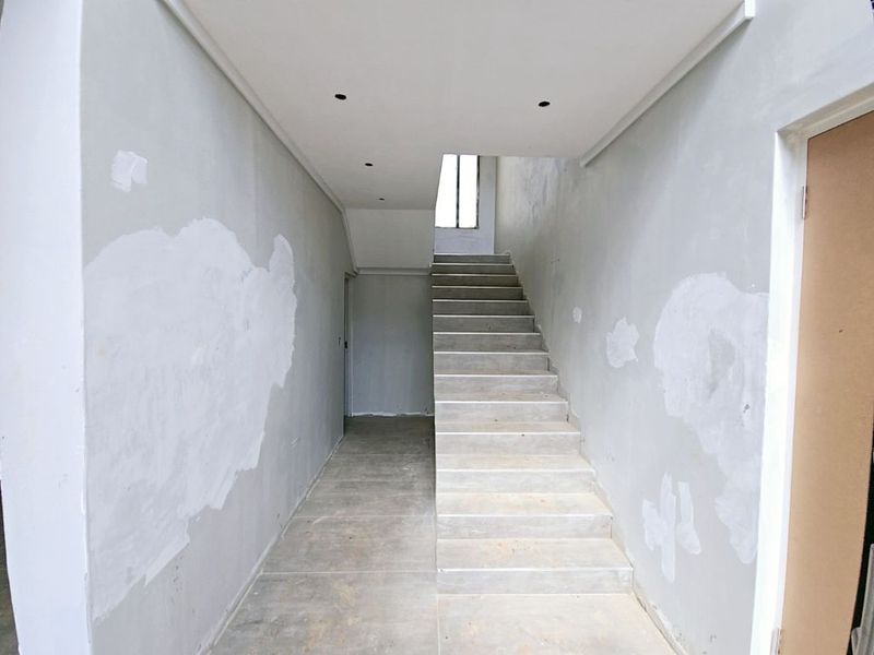 Exquisite Double-Story Home in Fountainbrook Estate with Staff Accommodation - Photo 9