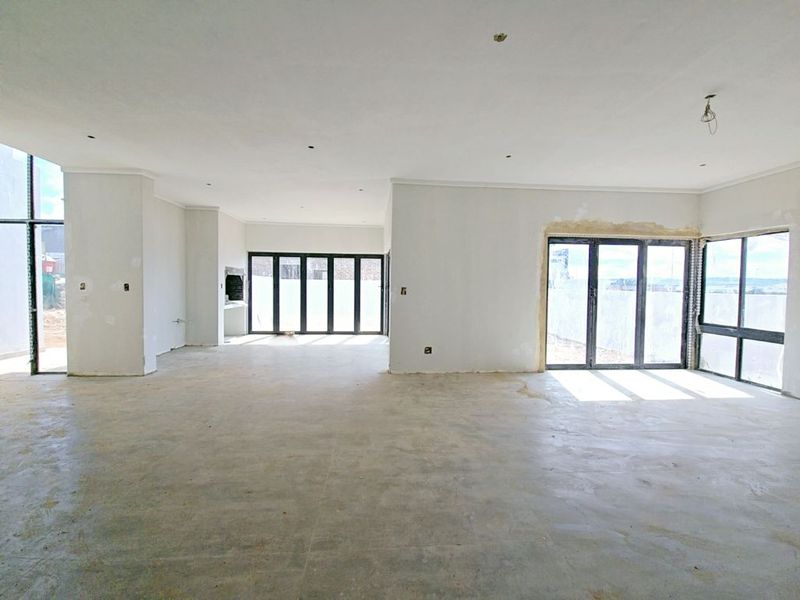 Exquisite Double-Story Home in Fountainbrook Estate with Staff Accommodation - Photo 8