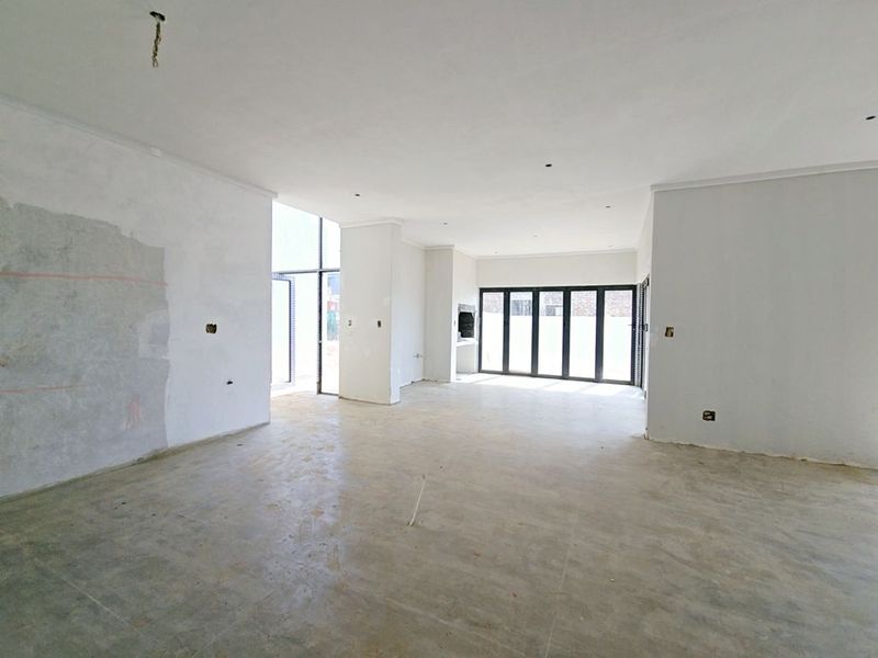 Exquisite Double-Story Home in Fountainbrook Estate with Staff Accommodation - Photo 7