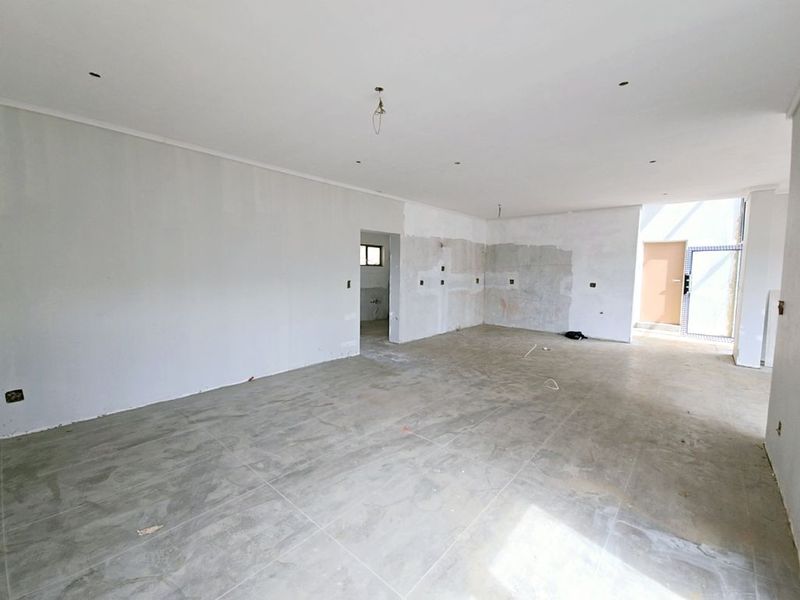 Exquisite Double-Story Home in Fountainbrook Estate with Staff Accommodation - Photo 6