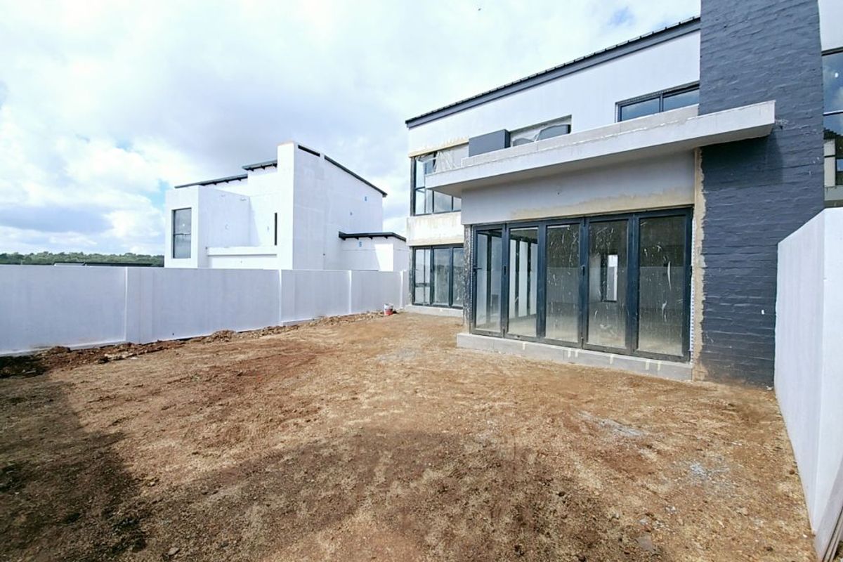 Exquisite Double-Story Home in Fountainbrook Estate with Staff Accommodation - Photo 3