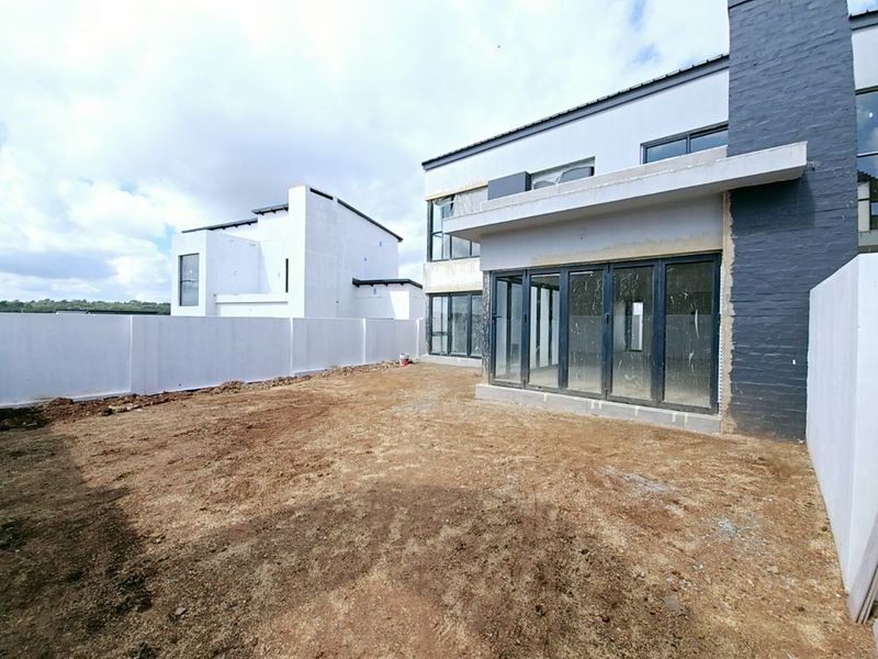 Exquisite Double-Story Home in Fountainbrook Estate with Staff Accommodation - Photo 3
