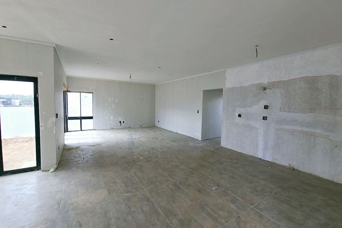 Exquisite Double-Story Home in Fountainbrook Estate with Staff Accommodation - Photo 5