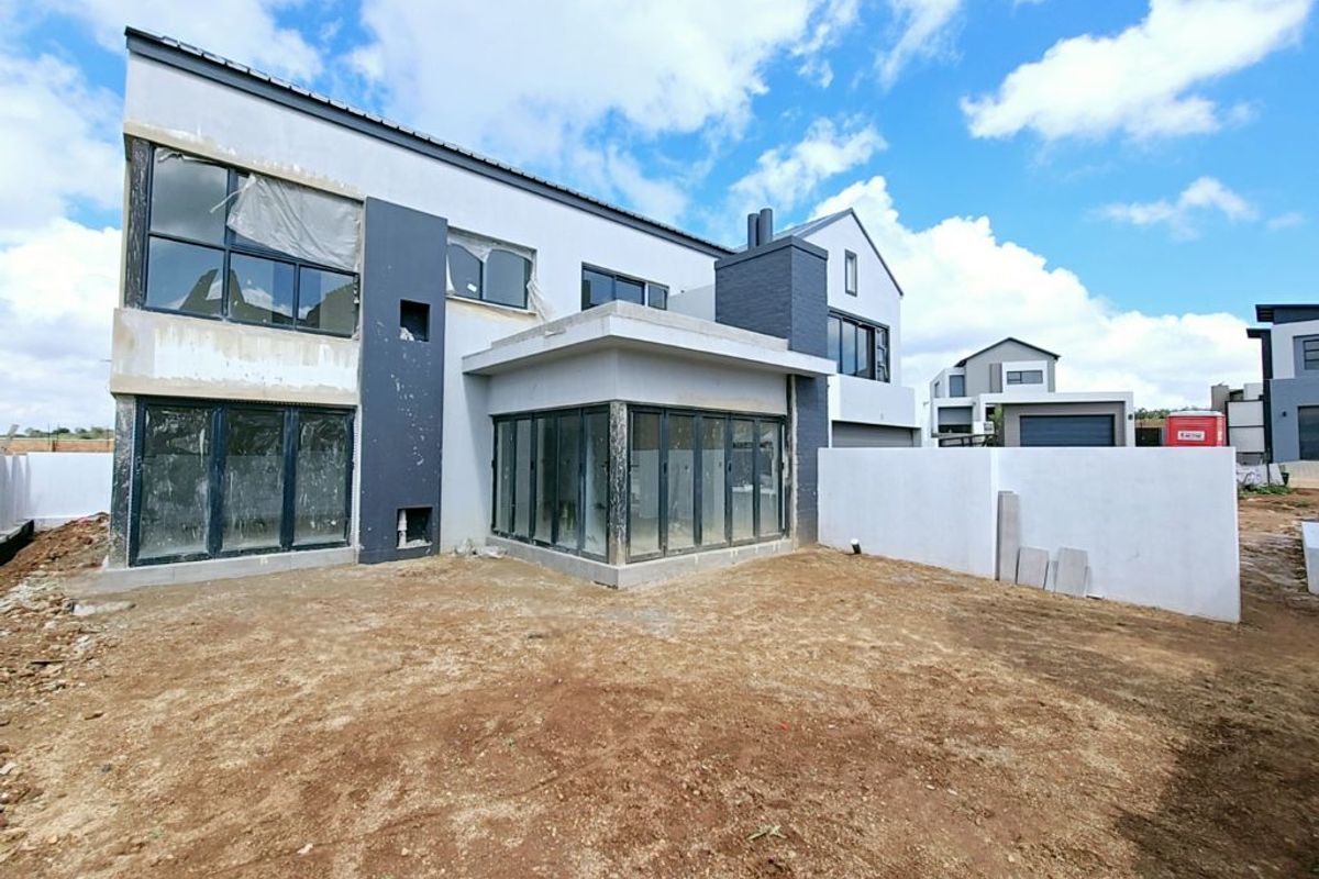 Exquisite Double-Story Home in Fountainbrook Estate with Staff Accommodation - Photo 4