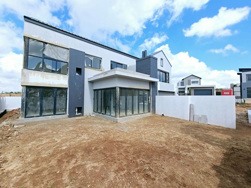 Exquisite Double-Story Home in Fountainbrook Estate with Staff Accommodation - Photo 4