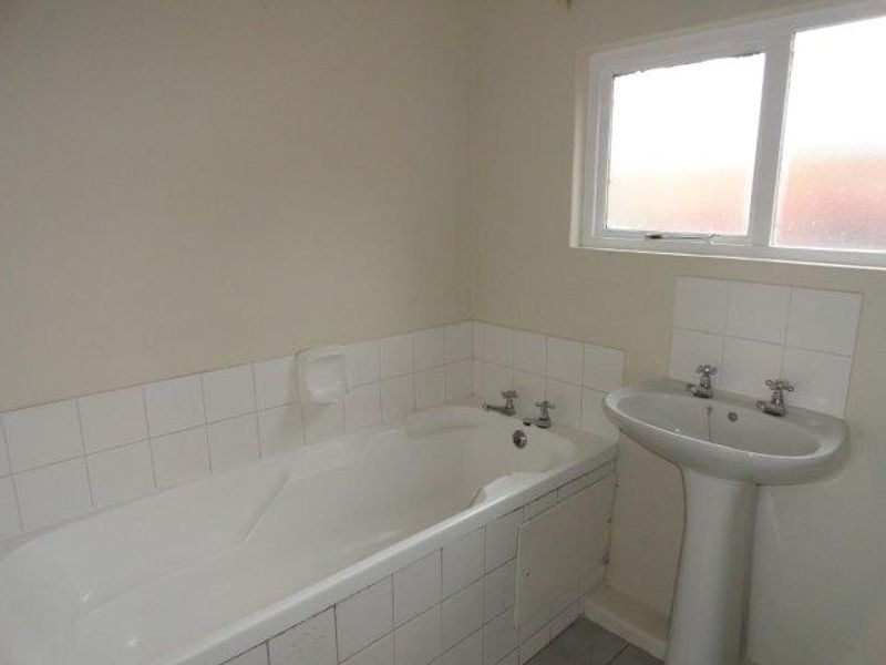 Sunny 1 Bed Flat To Let in Caversham Glen - Photo 10
