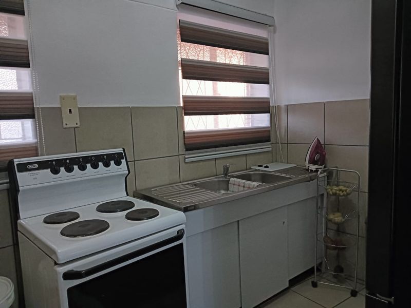 Stunning 2-Bedroom Flat – Ideal for First-Time Buyers or Investors - Photo 3