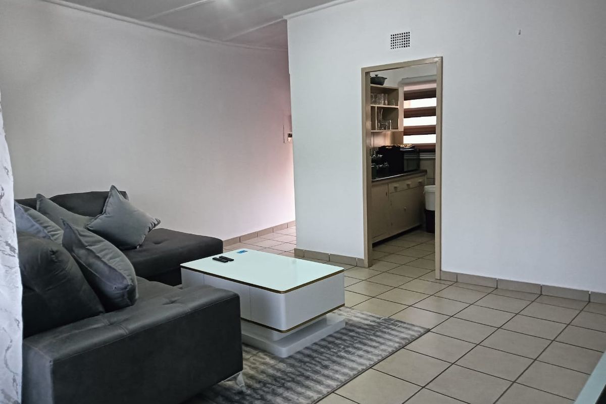 Stunning 2-Bedroom Flat – Ideal for First-Time Buyers or Investors - Photo 2