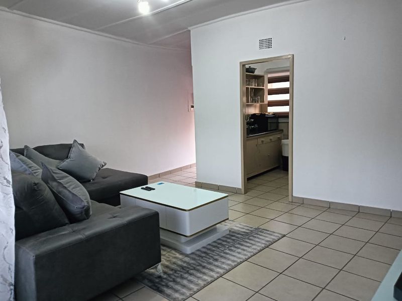 Stunning 2-Bedroom Flat – Ideal for First-Time Buyers or Investors - Photo 2