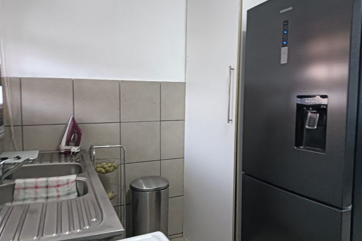 Stunning 2-Bedroom Flat – Ideal for First-Time Buyers or Investors - Photo 4