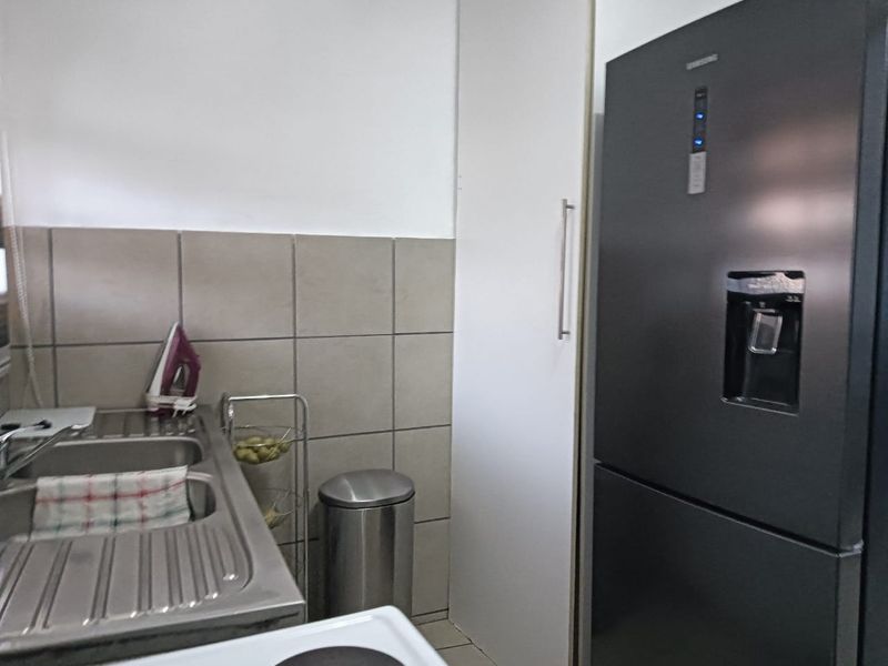 Stunning 2-Bedroom Flat – Ideal for First-Time Buyers or Investors - Photo 4