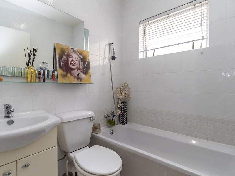 Charming 2-bedroom apartment for sale in Morningside, Sandton—perfect for modern living! - Photo 10
