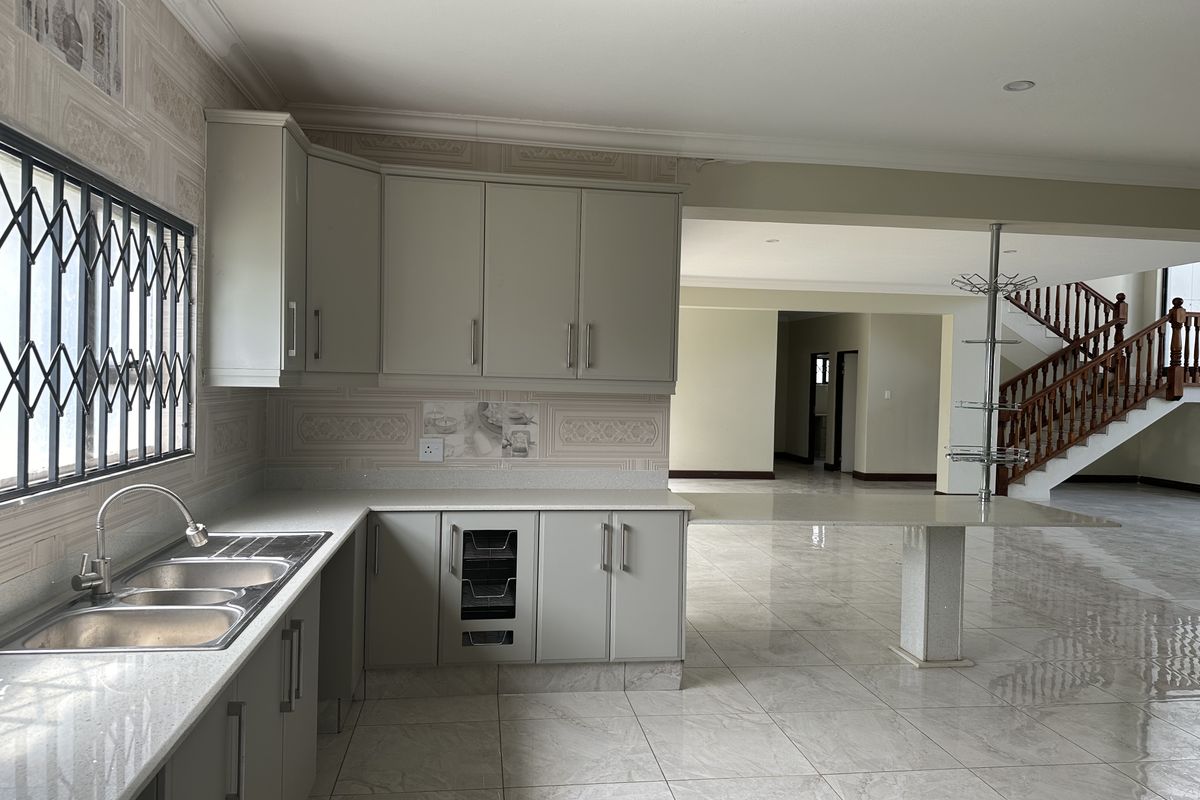 Exquisite 6 Bedroom home for sale in Hilton Gardens - Photo 3