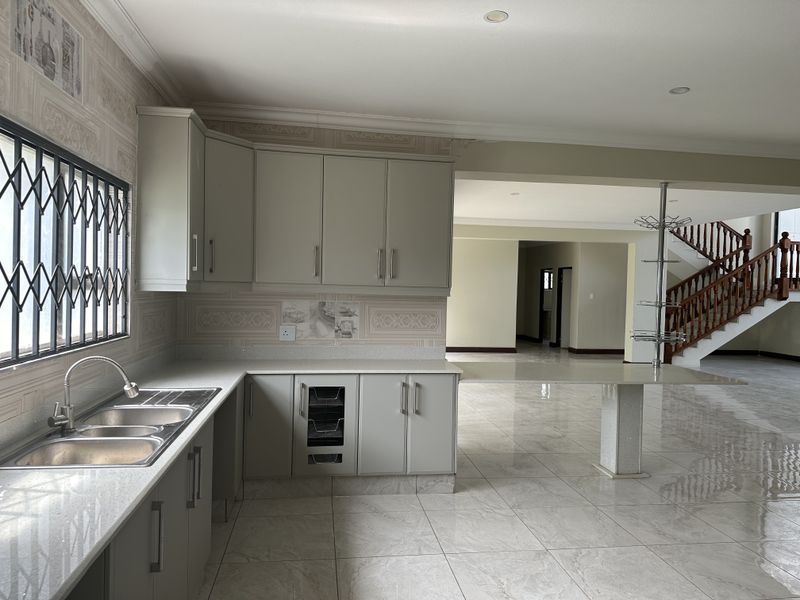 Exquisite 6 Bedroom home for sale in Hilton Gardens - Photo 3