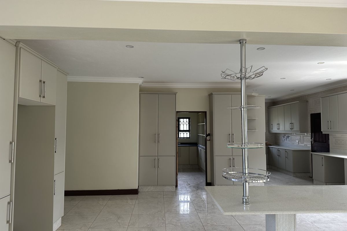 Exquisite 6 Bedroom home for sale in Hilton Gardens - Photo 4