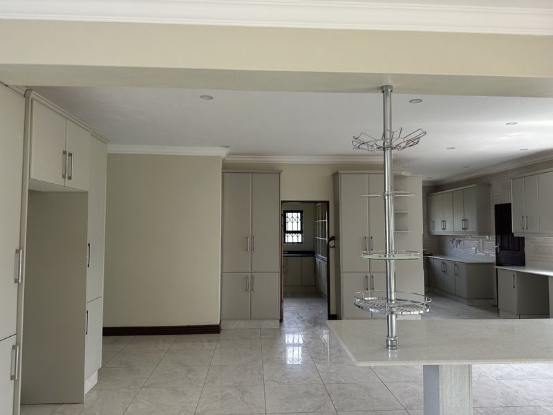 Exquisite 6 Bedroom home for sale in Hilton Gardens - Photo 4