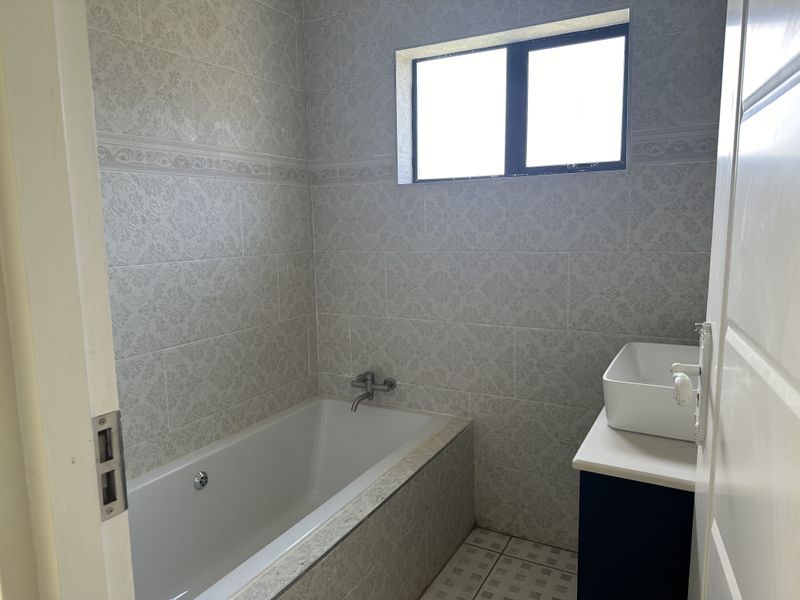 Exquisite 6 Bedroom home for sale in Hilton Gardens - Photo 7