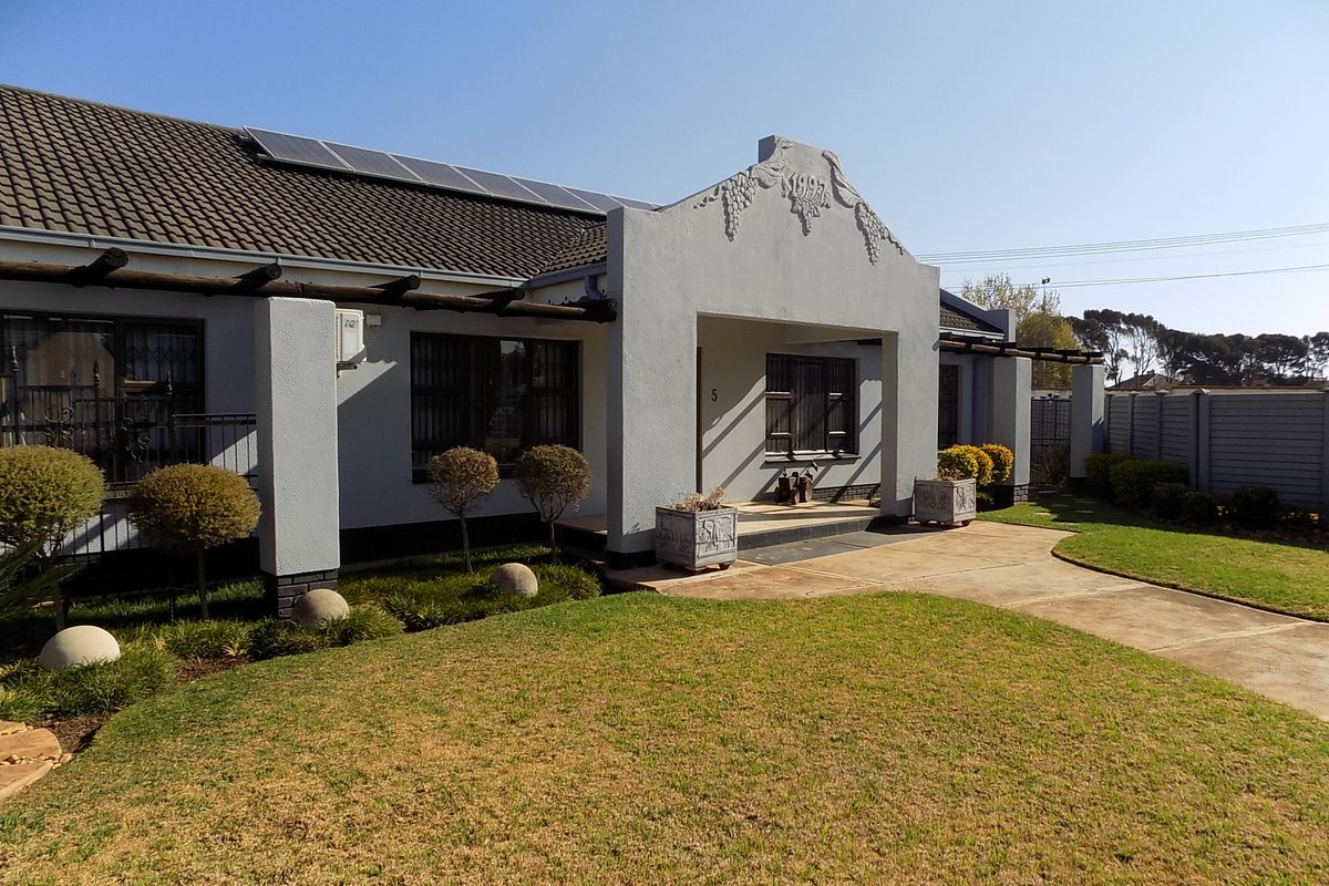 Property available in secure complex - Photo 2