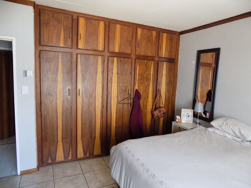 Property available in secure complex - Photo 10