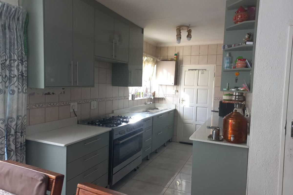 Charming Townhouse in the Highly Desirable Safari Gardens Security Complex - Photo 2