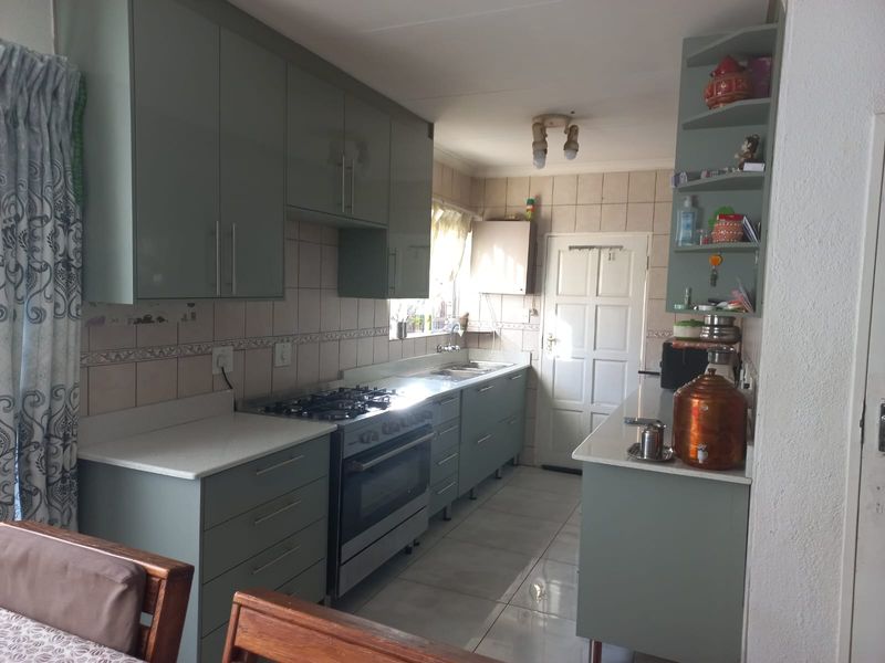 Charming Townhouse in the Highly Desirable Safari Gardens Security Complex - Photo 2