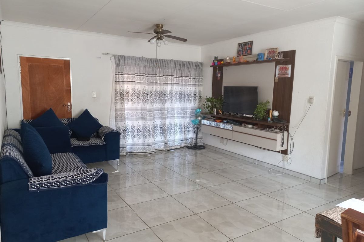 Charming Townhouse in the Highly Desirable Safari Gardens Security Complex - Photo 5