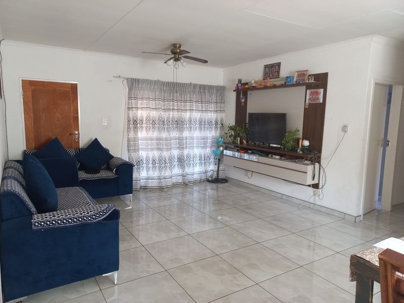 Charming Townhouse in the Highly Desirable Safari Gardens Security Complex - Photo 5