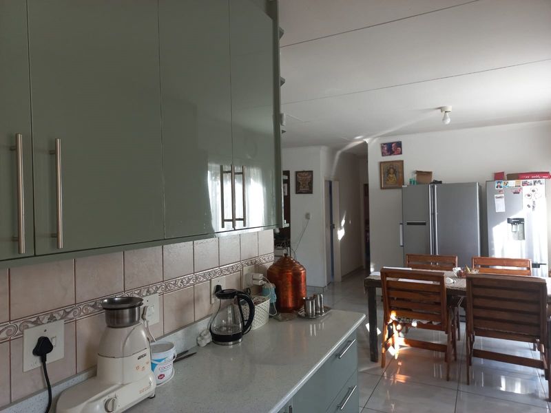 Charming Townhouse in the Highly Desirable Safari Gardens Security Complex - Photo 10