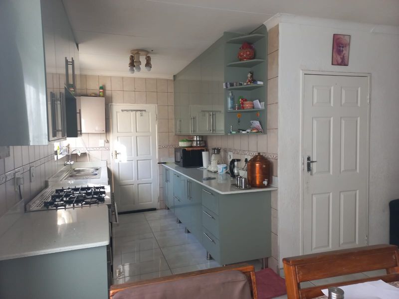 Charming Townhouse in the Highly Desirable Safari Gardens Security Complex - Photo 8