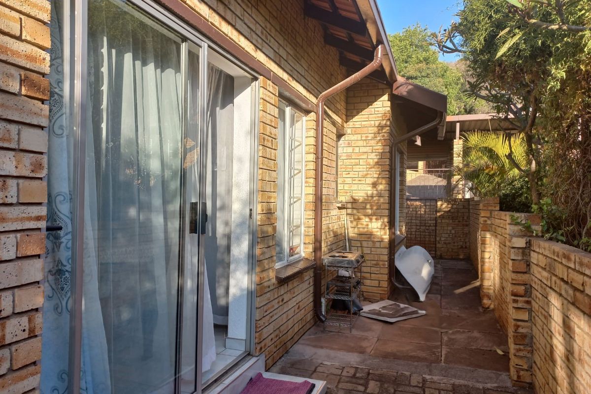 Charming Townhouse in the Highly Desirable Safari Gardens Security Complex - Photo 4