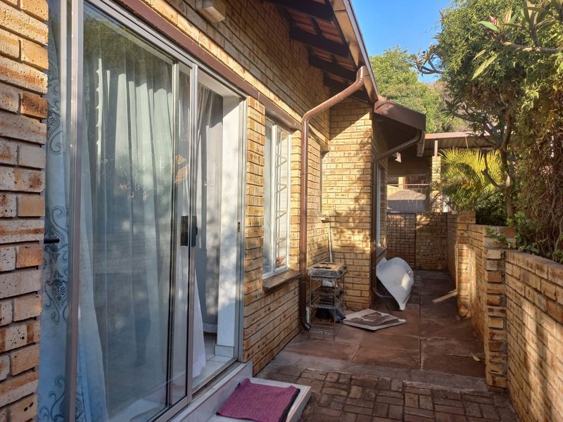 Charming Townhouse in the Highly Desirable Safari Gardens Security Complex - Photo 4