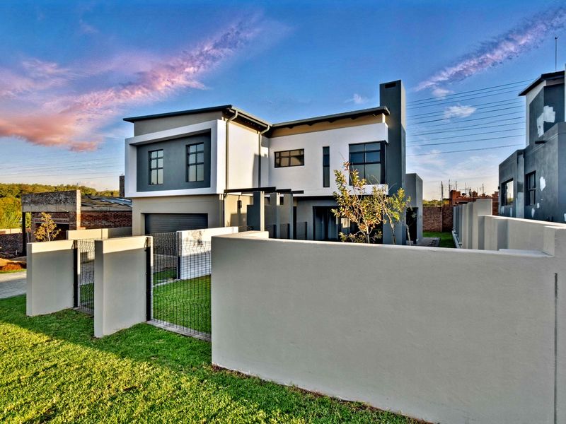 Modern Turn-Key 3-Bedroom Home in Sought-After Fountainbrook Estate. - Photo 4