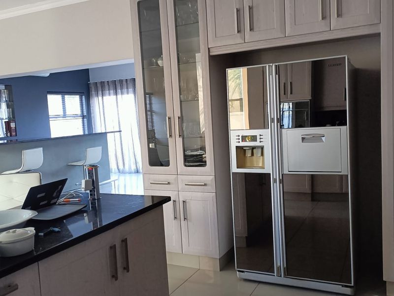 Four bedroom house in an upmarket estate - Photo 4