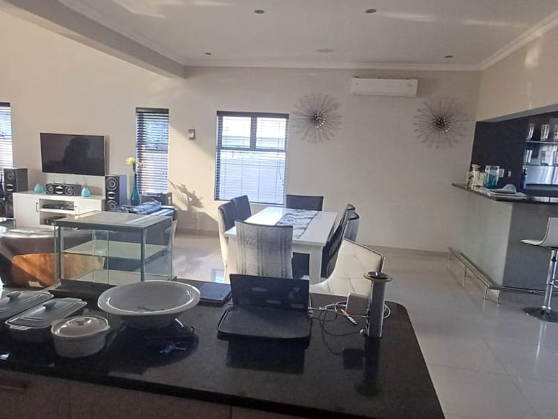 Four bedroom house in an upmarket estate - Photo 5