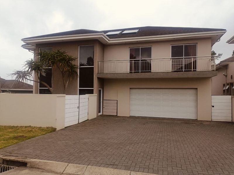 Four bedroom house in an upmarket estate - Photo 1