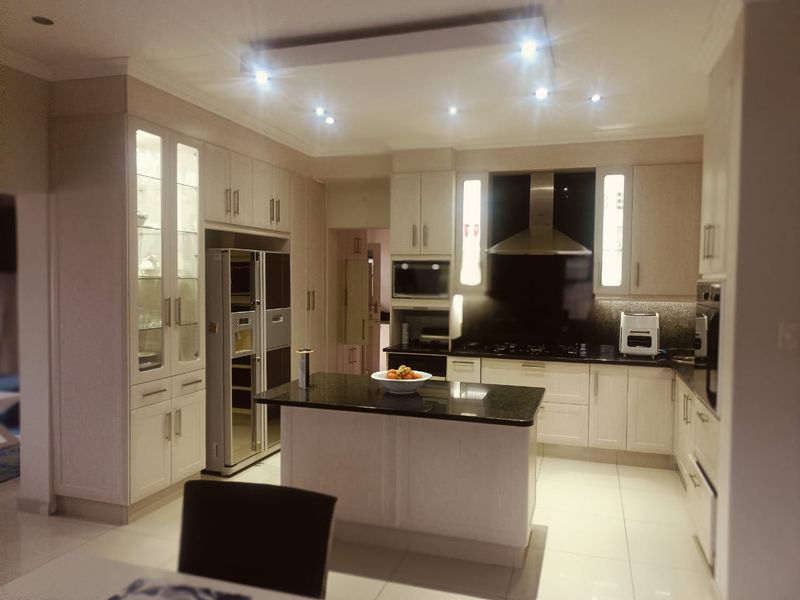 Four bedroom house in an upmarket estate - Photo 3