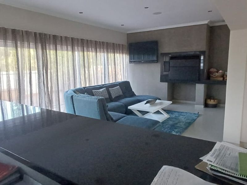 Four bedroom house in an upmarket estate - Photo 9