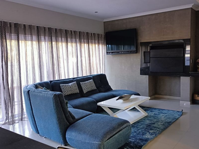 Four bedroom house in an upmarket estate - Photo 8