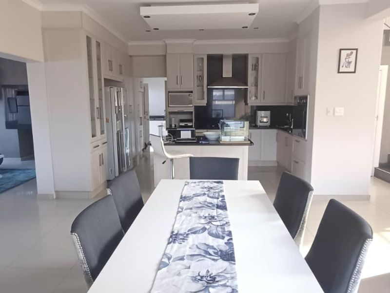 Four bedroom house in an upmarket estate - Photo 6