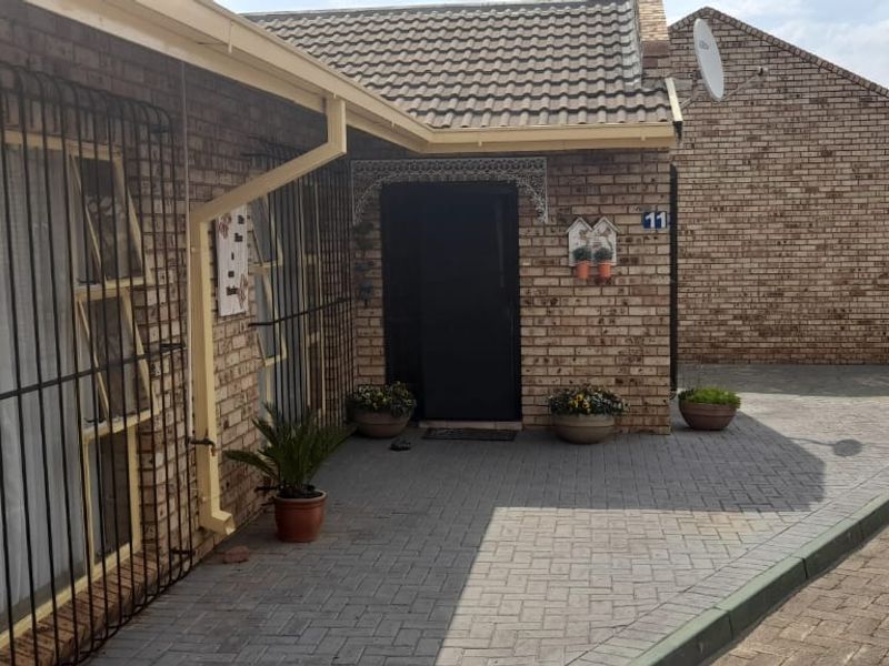 Charming 3-bedroom townhouse in Parys, perfect for family living or investment—don't miss out! - Photo 3