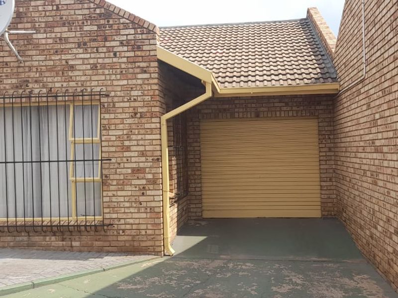 Charming 3-bedroom townhouse in Parys, perfect for family living or investment—don't miss out! - Photo 2