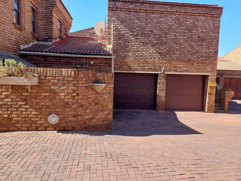 LIFESTYLE UNIT WITH PRIVATE HEATED POOL - Photo 5