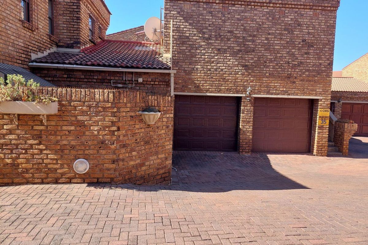 LIFESTYLE UNIT WITH PRIVATE HEATED POOL - Photo 5