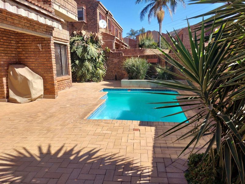 LIFESTYLE UNIT WITH PRIVATE HEATED POOL - Photo 3