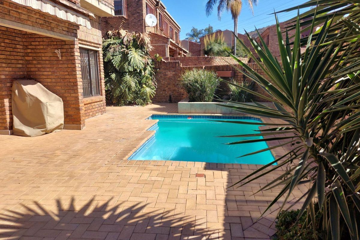 LIFESTYLE UNIT WITH PRIVATE HEATED POOL - Photo 3