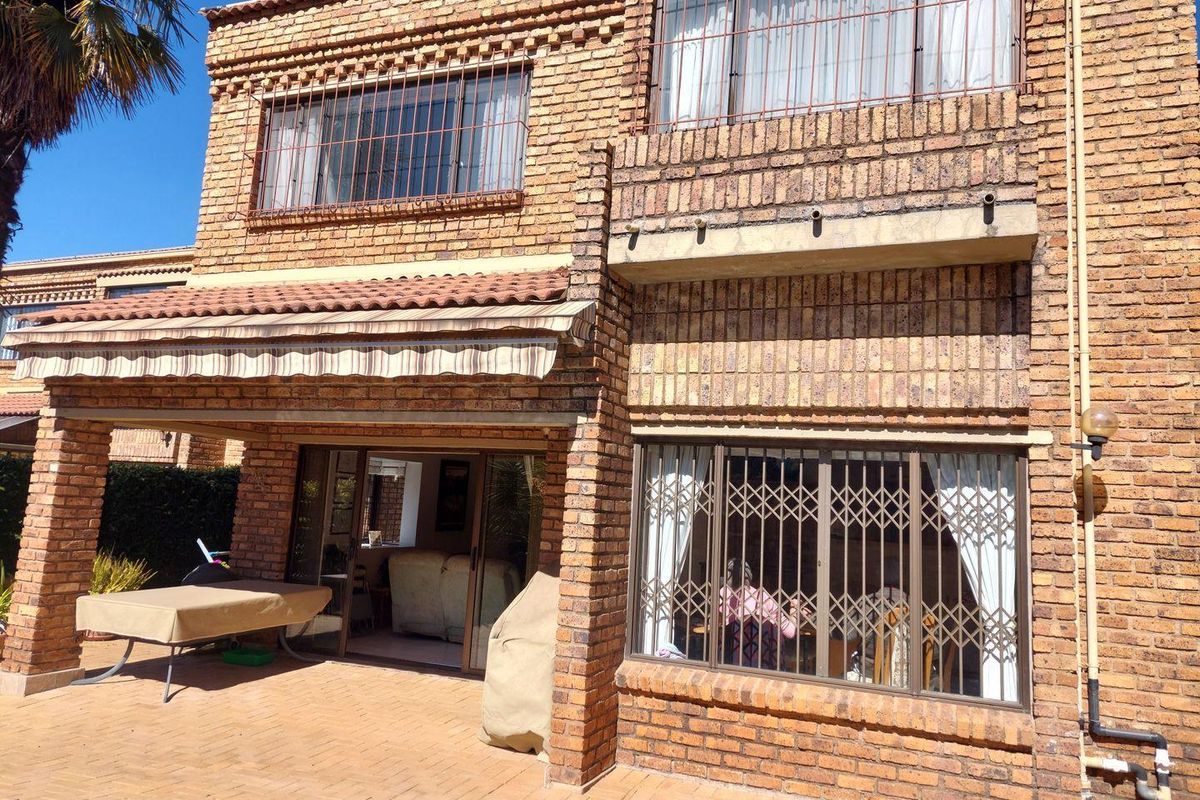 LIFESTYLE UNIT WITH PRIVATE HEATED POOL - Photo 4