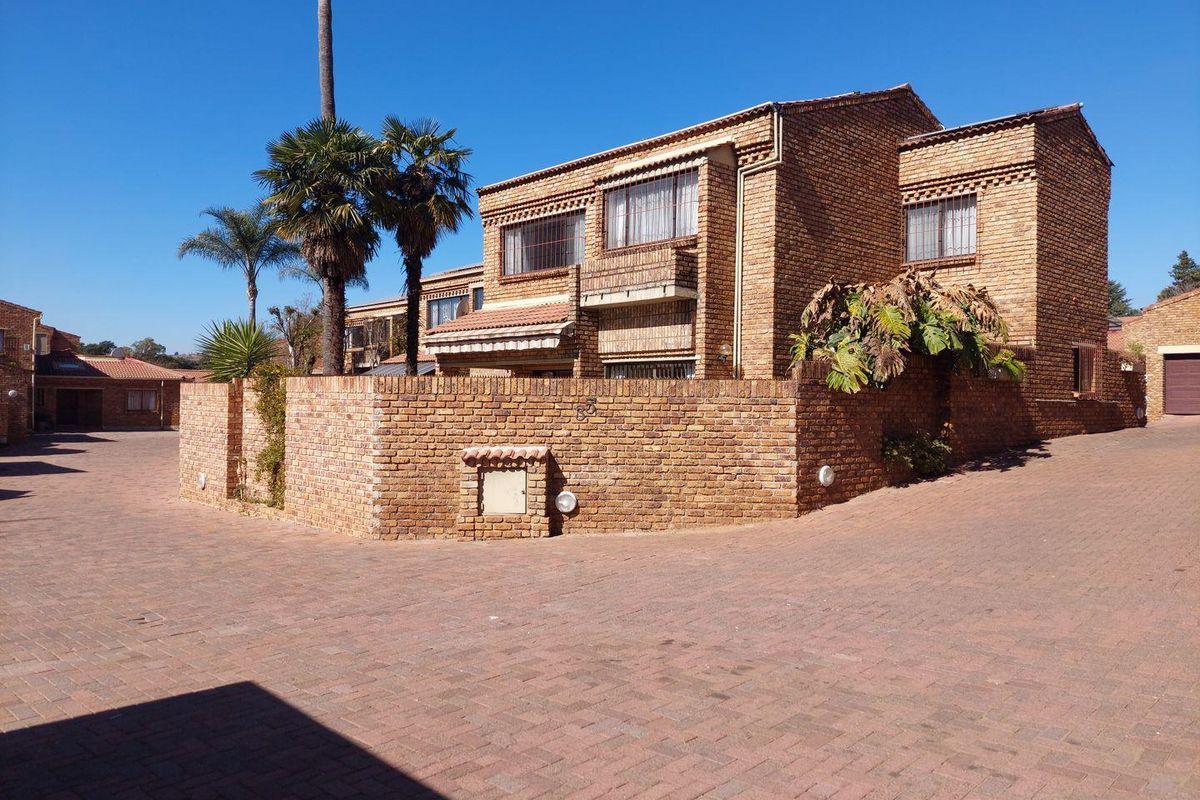 LIFESTYLE UNIT WITH PRIVATE HEATED POOL - Photo 2