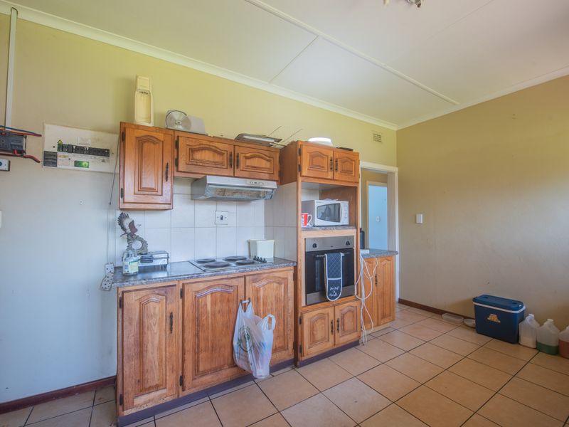 Charming 3 Bedroom house with flatlet and Sparkling pool - Photo 8